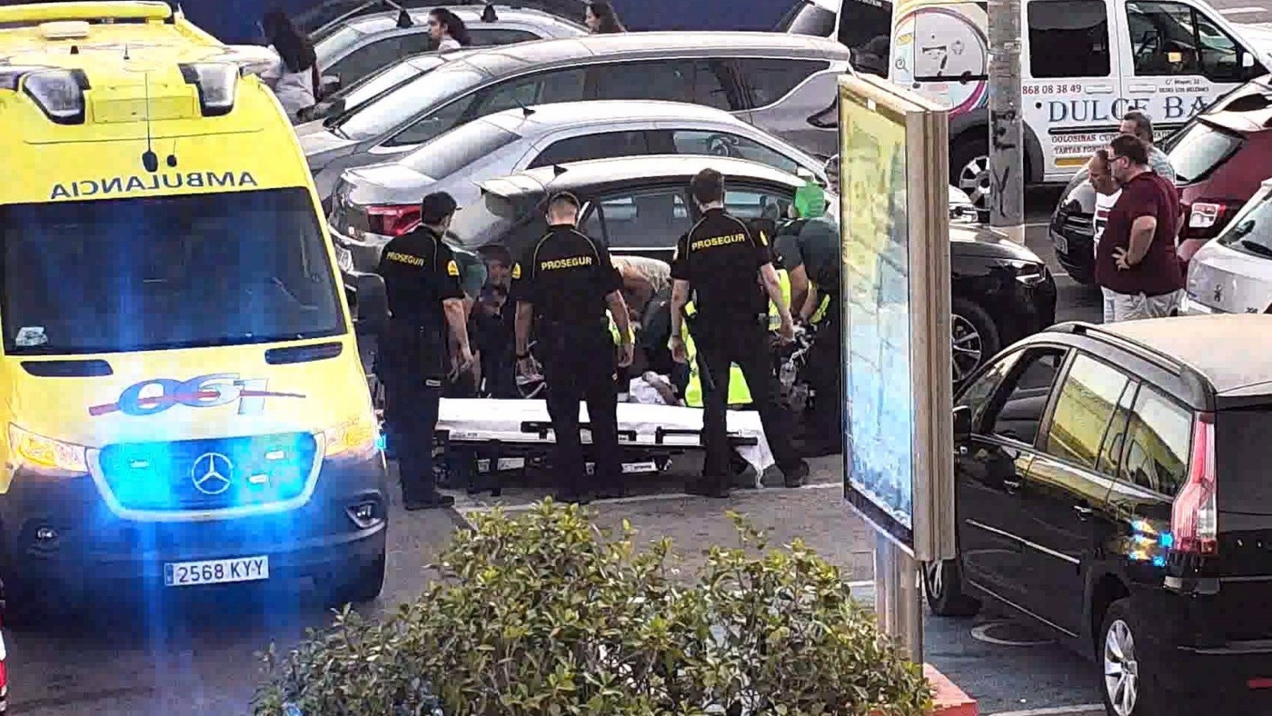 La Guardia Civil estabiliza a un hombre tras sufrir un desvanecimiento en un centro comercial de Cartagena