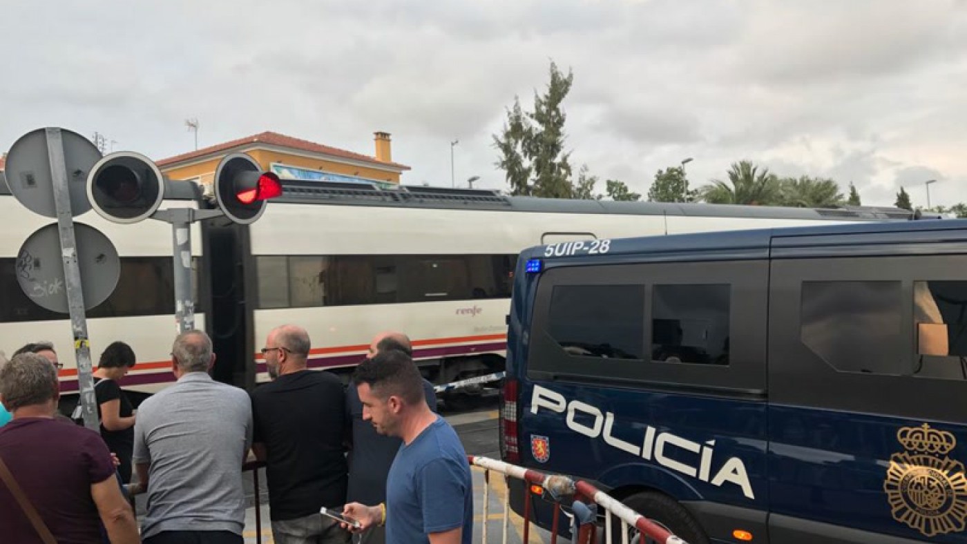 La Policía Nacional ante el paso de los trenes en Santiago el Mayor ayer