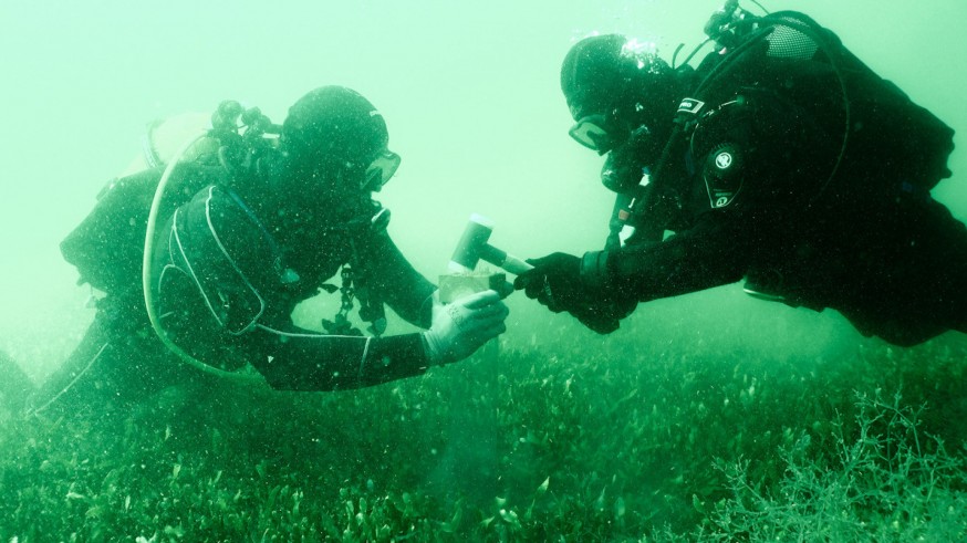 Submarinistas tomando muestras de los sedimentos en el Mar Menor. UPCT