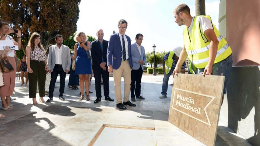 Placas como la de la foto señalizarán el recorrido de la muralla antigua por la ciudad