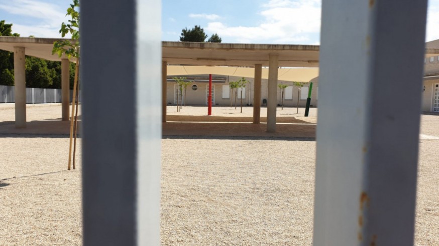 Imagen del patio de un colegio vacío