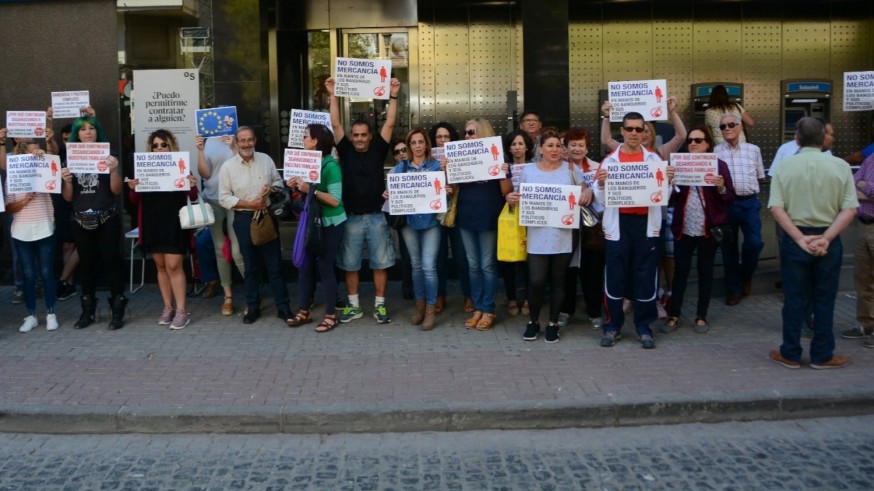 Protesta de los vecinos frente a la entidad bancaria