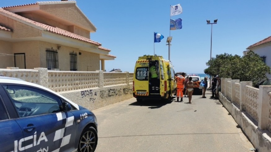Socorristas del Plan Copla rescatan a un hombre inconsciente en una playa de Mazarrón