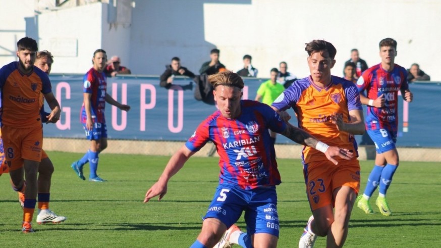 El Yeclano se aleja del descenso (0-1)