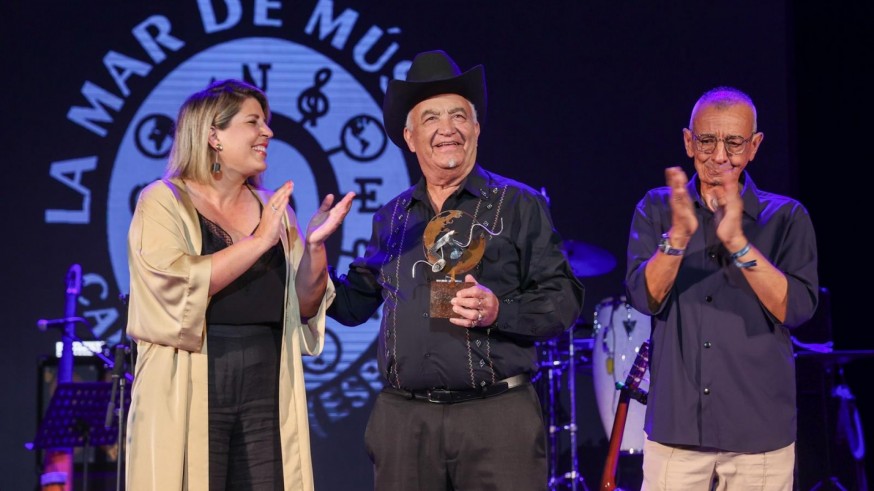 Eliades Ochoa recibe el Premio La Mar de Músicas