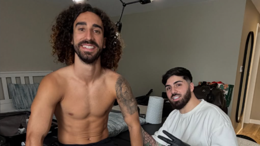 El murciano Joaquín Ganga tatúa la cara de Luis de la Fuente a Cucurella 