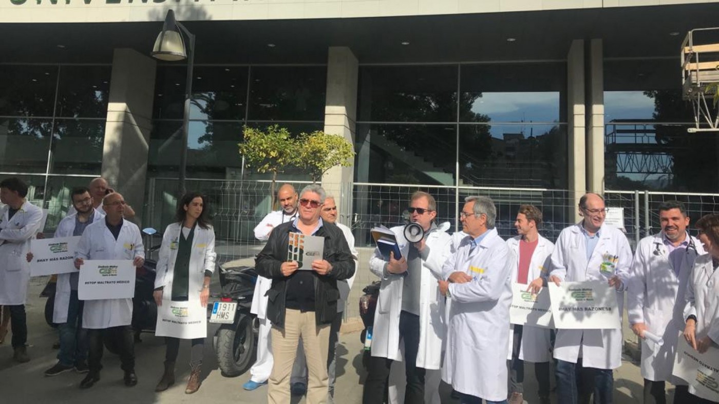 Protesta de los médicos a las puertas del Reina Sofía de Murcia