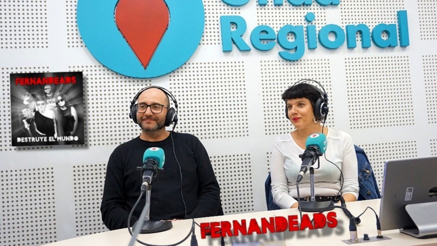 En Victorias musicales conocemos al grupo Fernandeads con Víctor Manuel Moreno y dos de sus componentes: Fernando Ordóñez y Rosa Carrasco