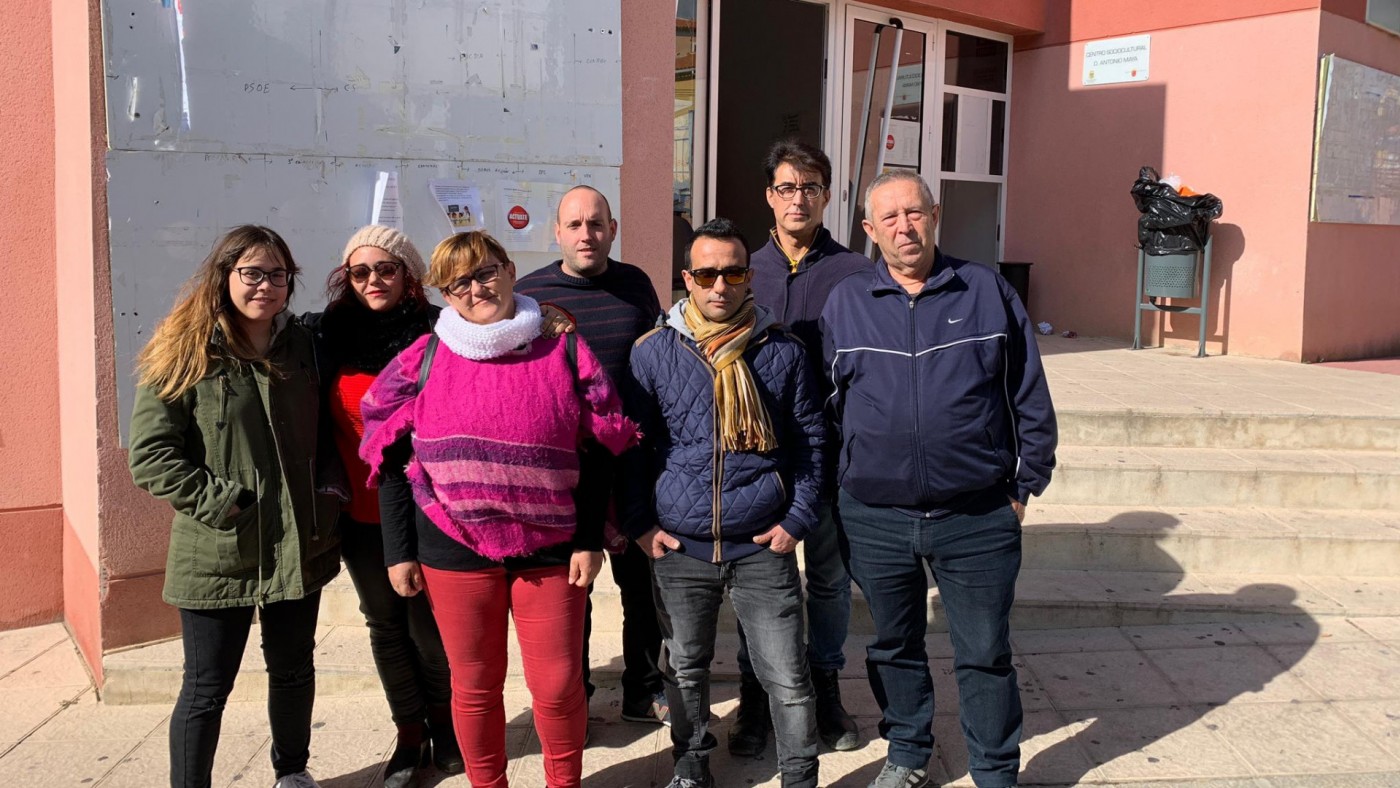 Vecinos de Benizar junto al colegio electoral