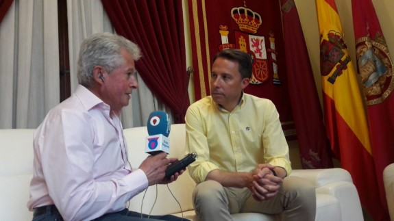 Paco Gómez con el alcalde de Lorca, Fulgencio Gil, durante su entrevista en el Ayuntamiento 