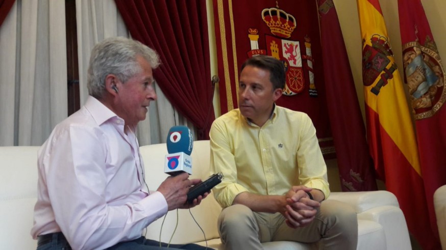 Paco Gómez con el alcalde de Lorca, Fulgencio Gil, durante su entrevista en el Ayuntamiento 