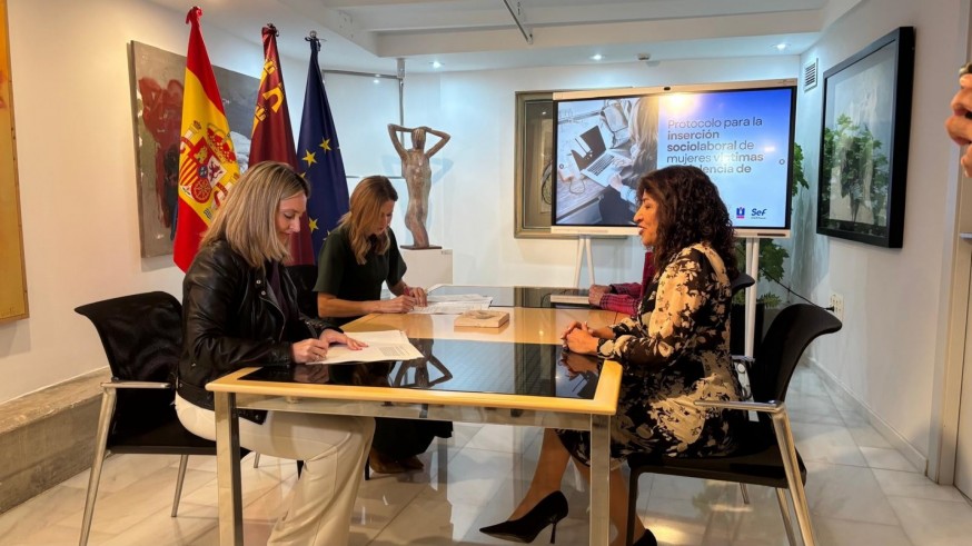 Tres de cada cuatro mujeres víctimas de violencia de género logran empleo en Murcia