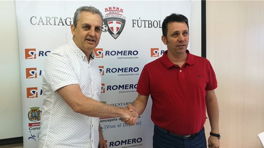 Roberto Sánchez con el entrenador, Juan Carlos Guillamón 