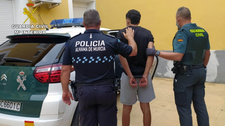 Uno de los detenidos por el atraco a una gasolinera en Alhama. GUARDIA CIVIL