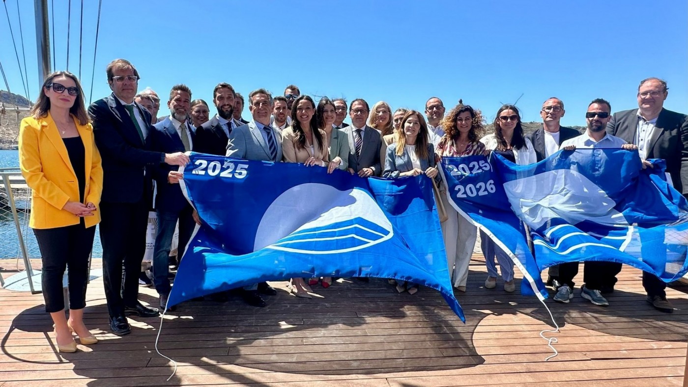 Entregadas las 36 banderas azules que ondearán este verano en la Región de Murcia 