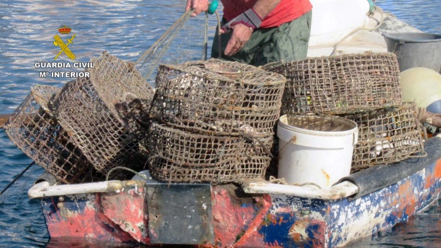 La Guardia Civil sorprende a un pescador furtivo de pulpos en la bahía de Águilas 