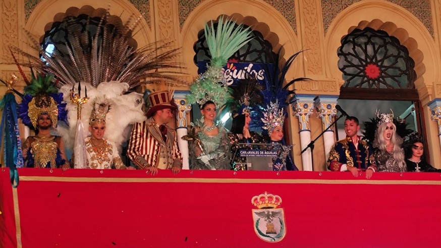 Águilas desafía al viento para dar comienzo a su Carnaval con una noche mágica de personajes y pregón