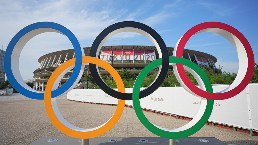 anillos olímpicos frente a un estadio en Tokio