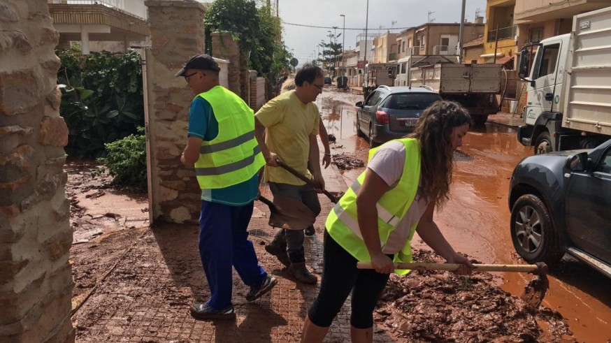Voluntarios ayudando en la localidad de los Urrutias