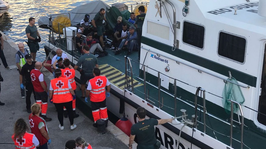 Cruz Roja atiende a los inmigrantes que llegan al puerto de Cartagena