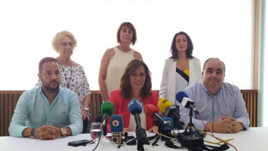 Ana Belén Castejón junto con los concejales expulsados durante rueda de prensa