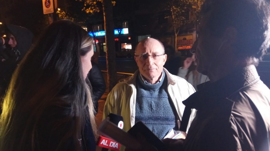 Ángel Hernández atiende a los medios tras quedar en libertad