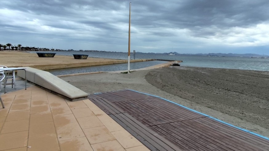 Denuncian vertidos al canal que conecta el Mar Menor con el Mediterráneo