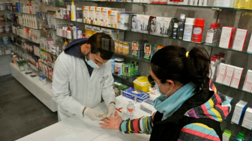 Un farmacéutico realiza una prueba serológica de Covid durante una prueba piloto en Ourense (archivo). EUROPA PRESS 