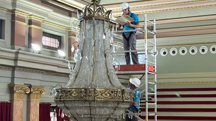 El Ayuntamiento de Murcia revisa a fondo la lámpara centenaria del Salón de Plenos