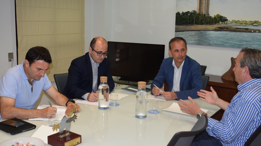 Reunión del consejero de Empresa, Javier Celdrán con Joaquín Gómez de Apoexpa