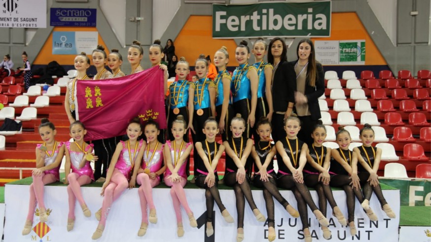 Las entrenadoras y las chicas del 'Club Alcántara' con sus medallas 
