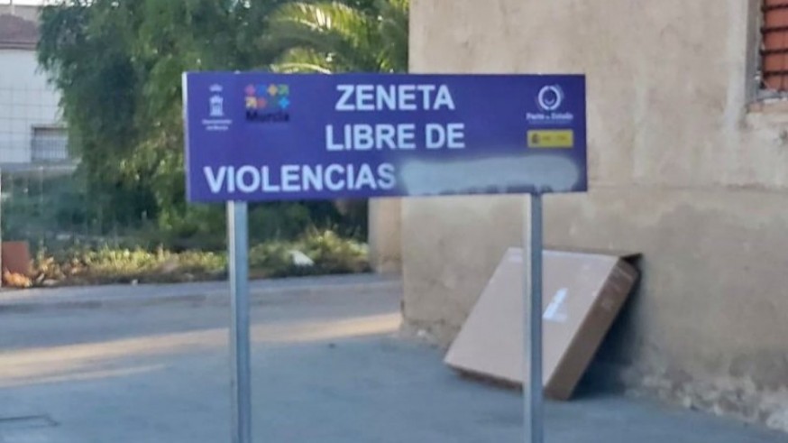 Realizan actos vandálicos en los carteles contra la violencia machista en Murcia