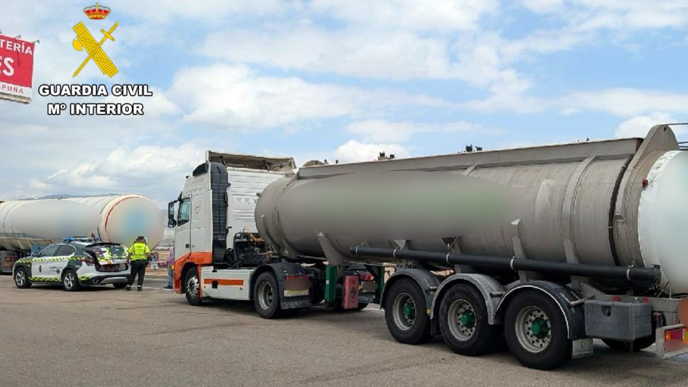 Investigado un camionero que transportaba 25.000 litros de sosa cáustica tras sextuplicar la tasa de alcohol a la altura de Alhama en la A-7