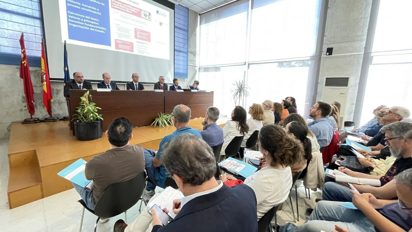 Los alumnos de 3º de la ESO podrán escoger el próximo curso una optativa sobre la Constitución Española y la UE