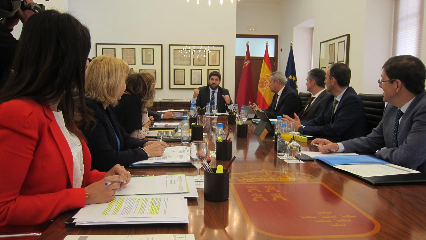 Los consejeros se han reuniod de forma excepcional en la sala histórica del Consejo de Gobierno tras su remodelación