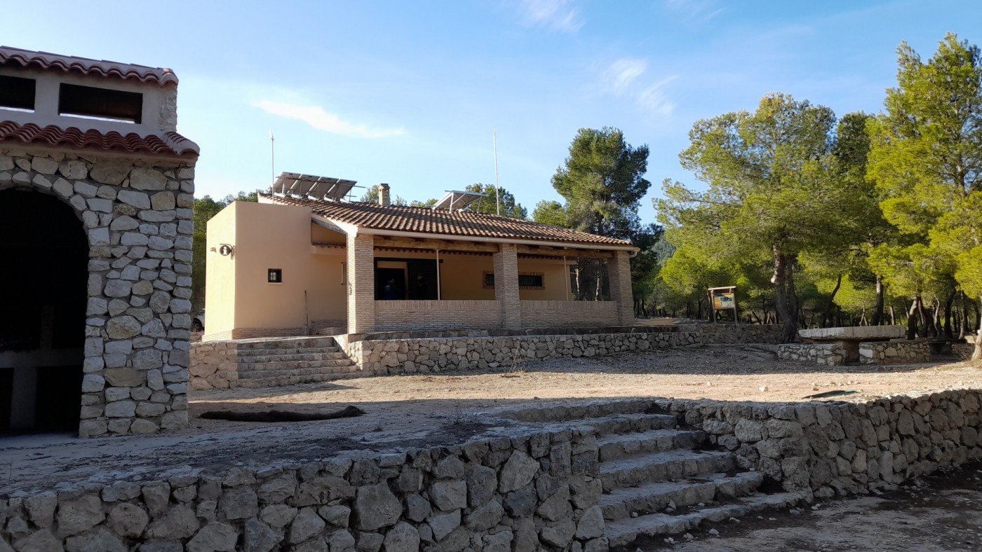 La Comunidad moderniza el punto de información de Fuente la Higuera en la sierra de la Pila