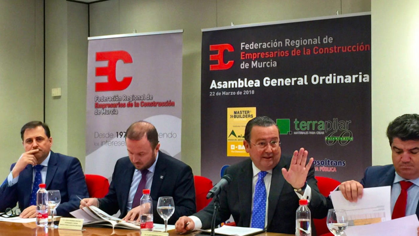 Luis Fernández, presidente de Frecom (ante el micrófono) desglosa los datos del sector. ASR