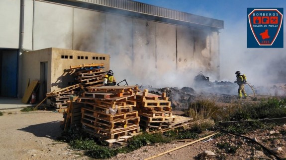 Los bomberos sofocan el incencio en una fábrica de Yecla