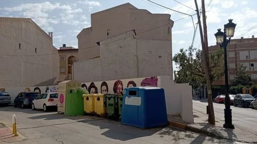 El mural de las mujeres de Archena, detrás de la basura