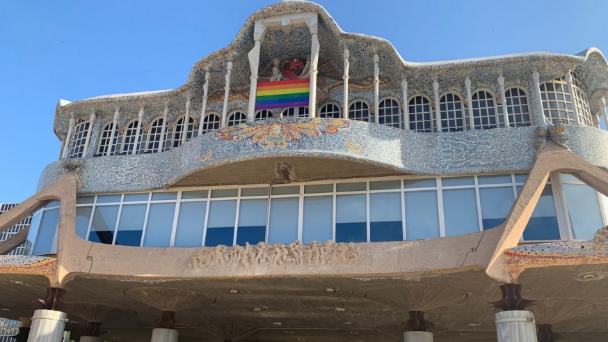 La bandera arcoiris, en la fachada de la Asamblea