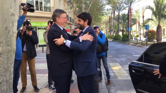 Puig y Miras se saludan antes de la reunión en Alicante