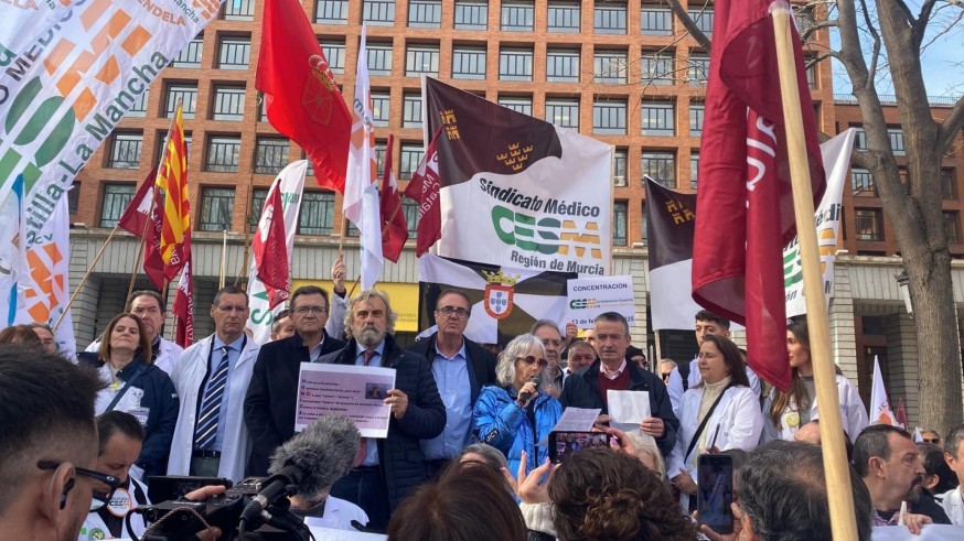 Centenares de médicos de la Región se manifiestan frente al ministerio en Madrid para rechazar el estatuto marco 