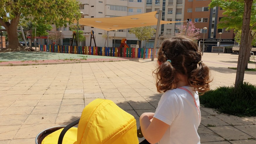 Una niña de paseo por Murcia. ORM