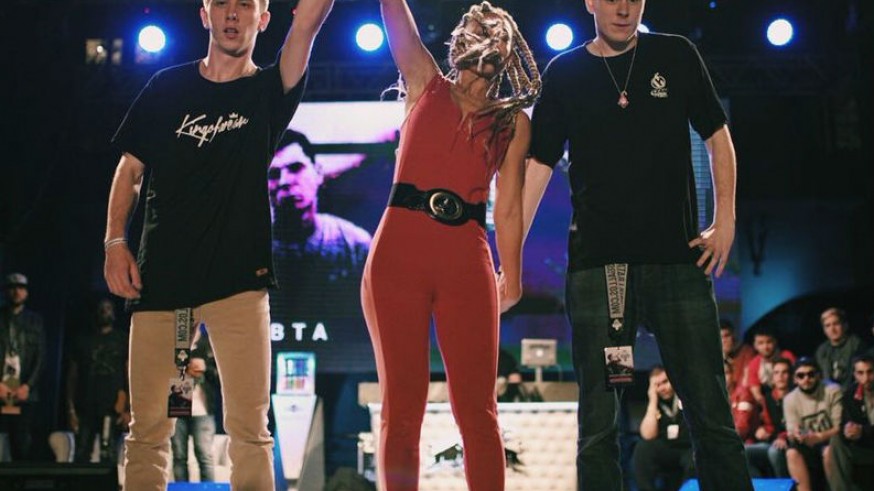 Walls, a la izquierda, tras ganar la semifinal de la Batalla de Los Gallos