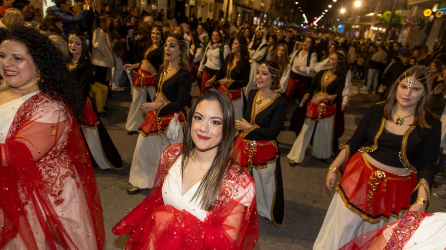 Festeros de Moros y Cristianos peregrinan y desfilan el Caravaca