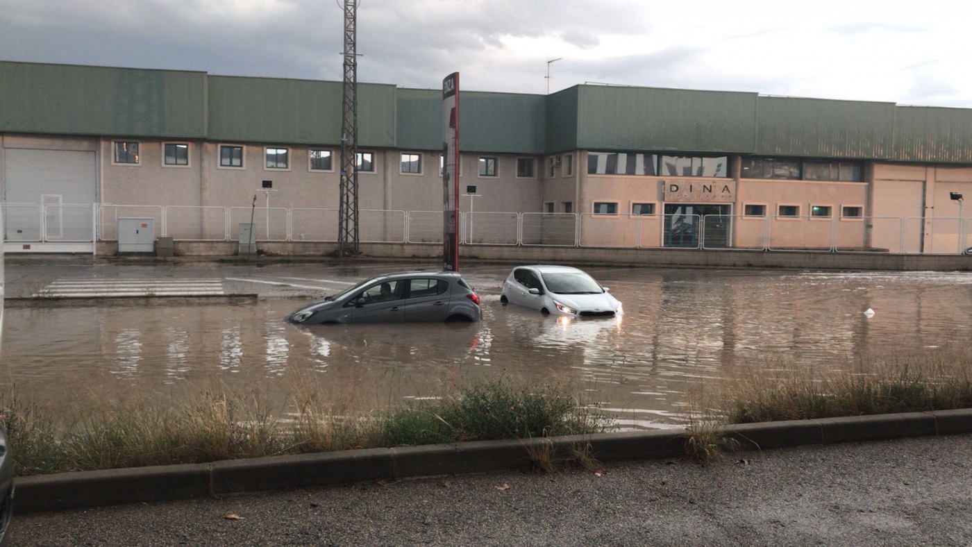 Coches atrapados este miércoles en la carretera de Villena tras la tromba de agua