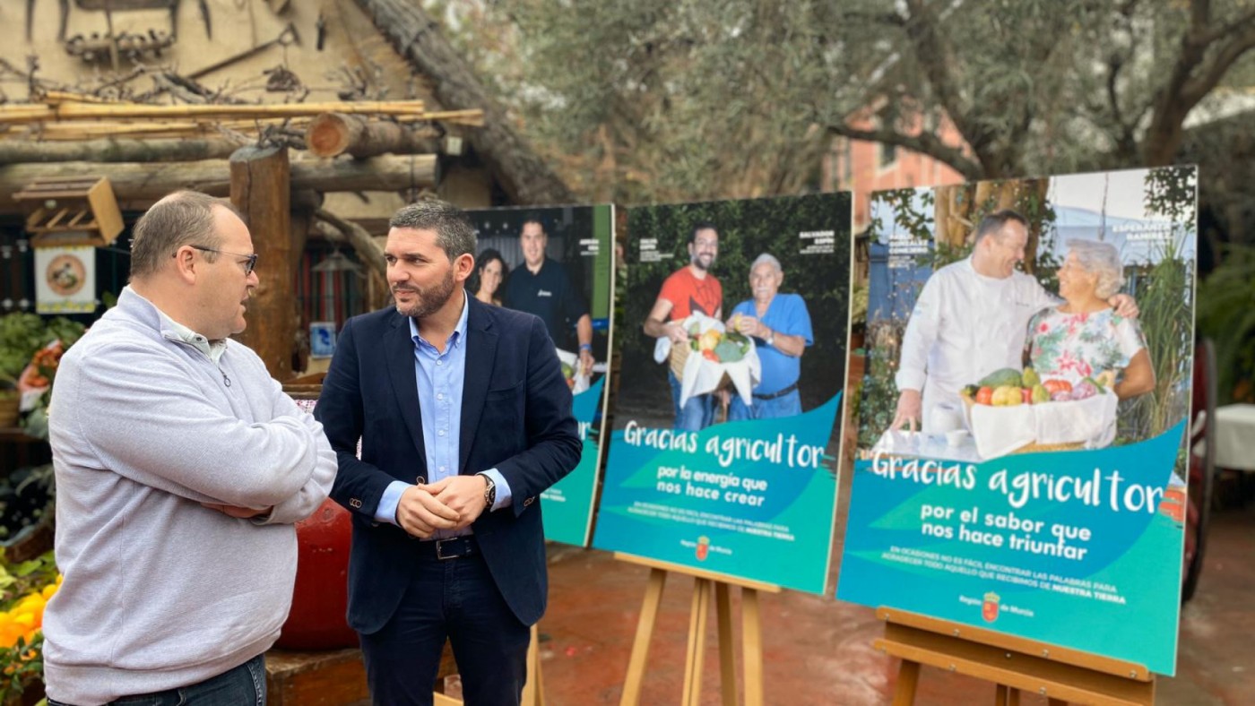 El consejero de Agricultura charla con el chef Pablo González-Conejero