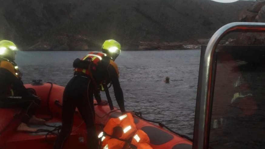Protección Civil y Bomberos prestan auxilio a una nadadora en El Portús