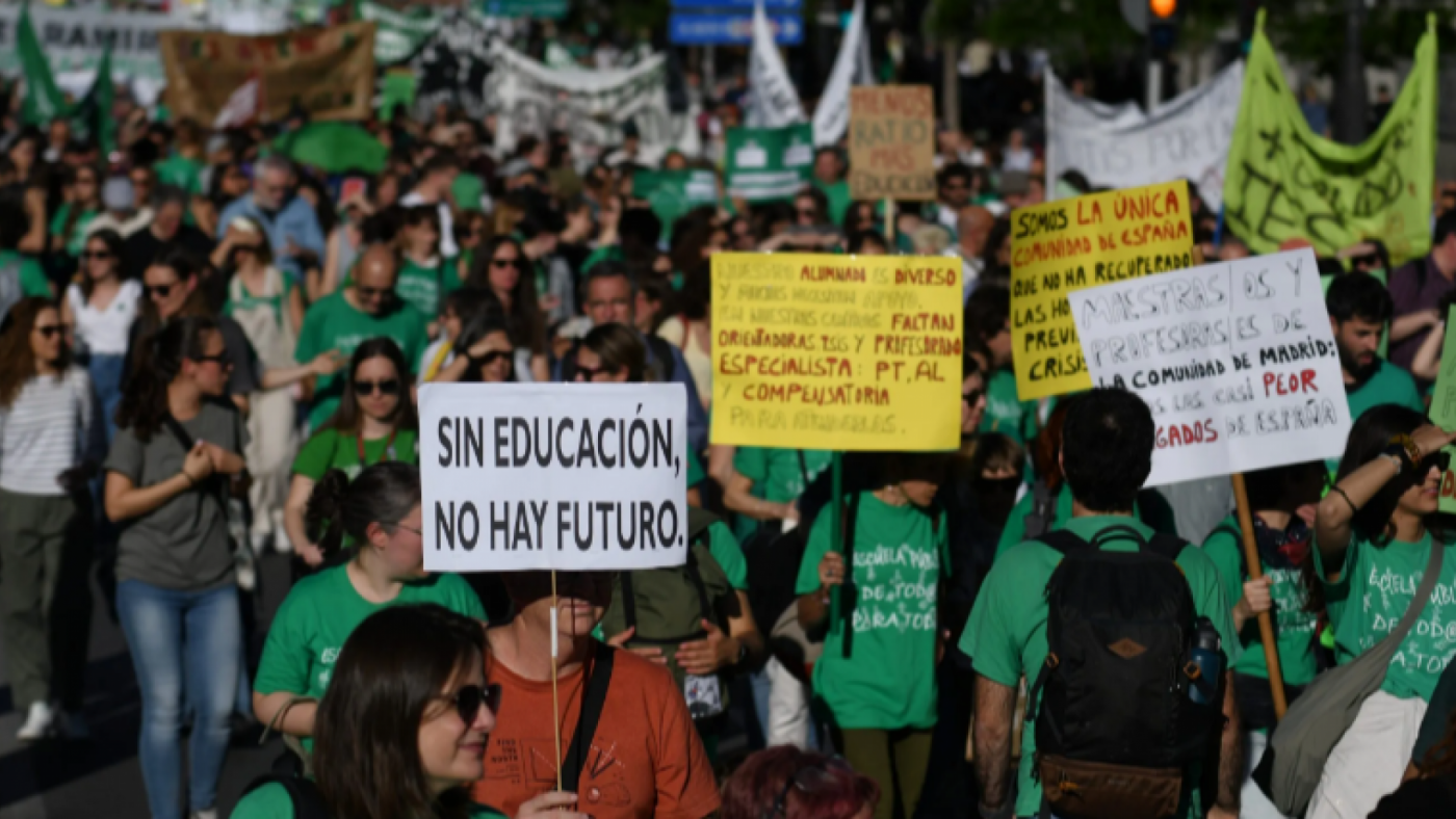 Protesta estudiantil ante la Consejería de Educación para reclamar un modelo concreto de EBAU