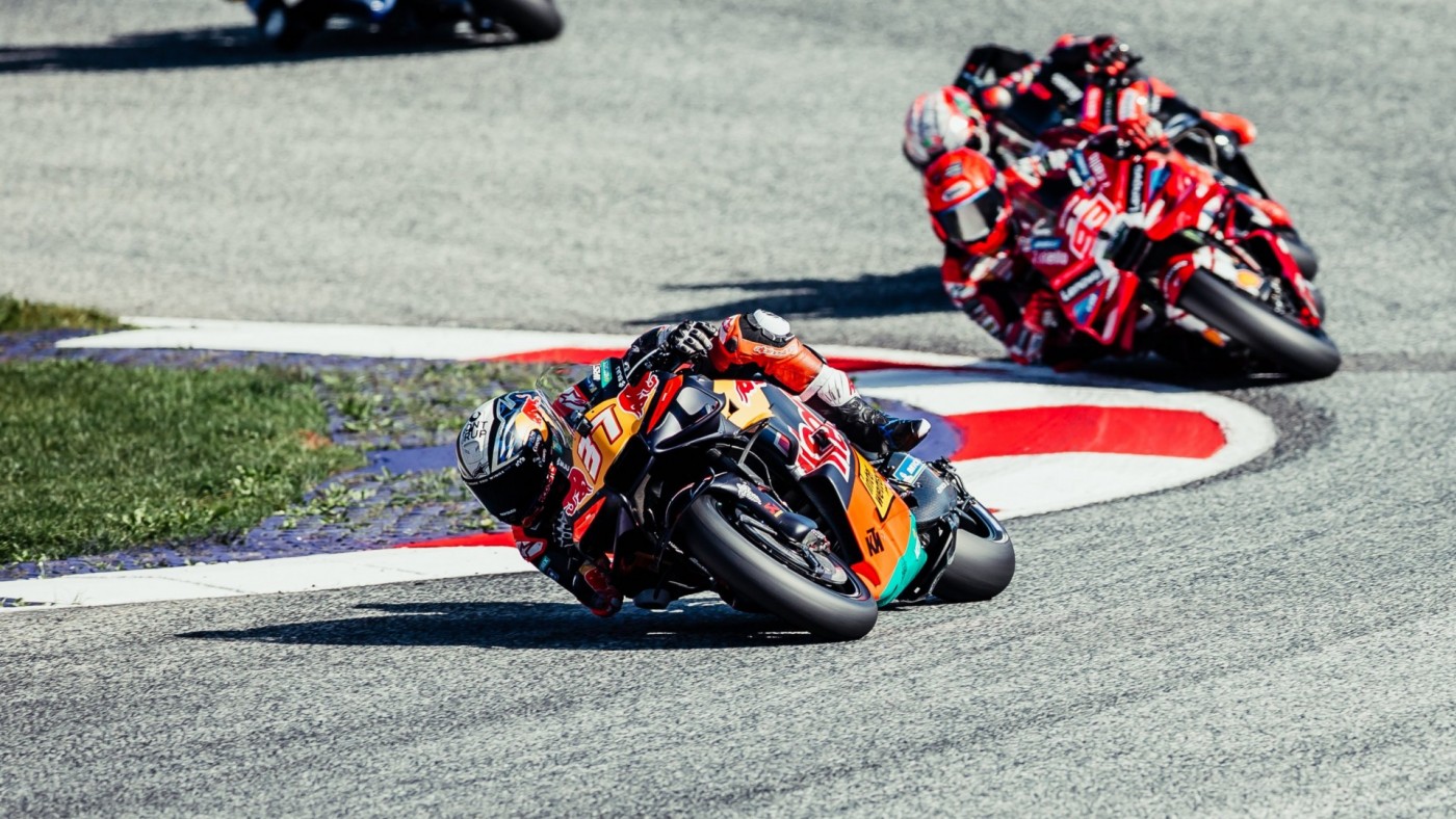 Acosta ya gana en Moto GP